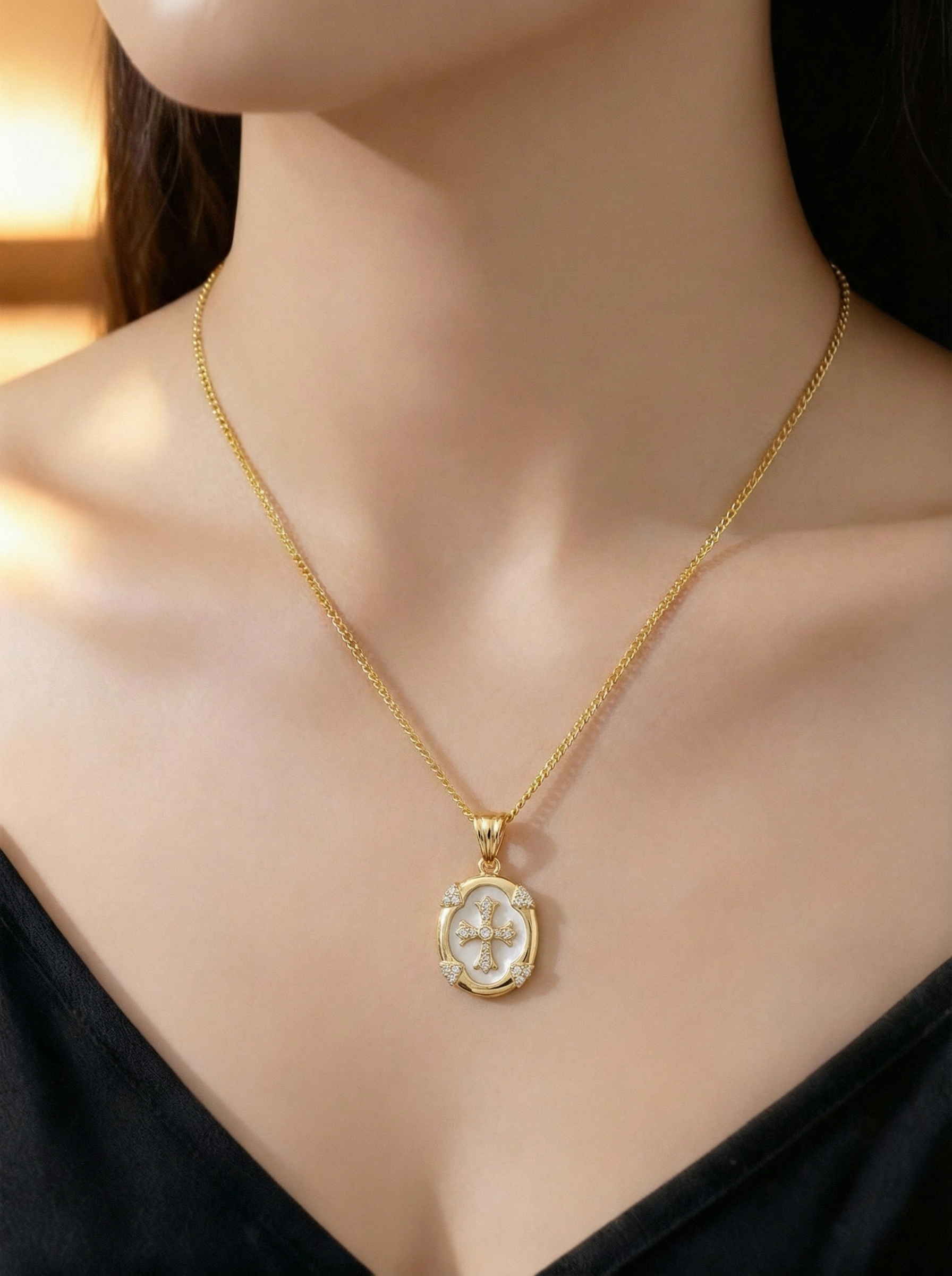 Colar Oval Cross Dourado